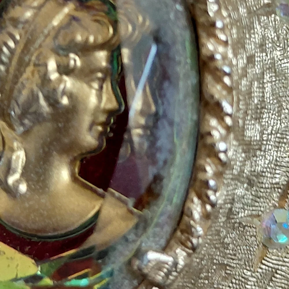 1968 Judy Lee Faceted Heliotrope Glass Reverse Cameo Broch  Enhancer Aurora Bor